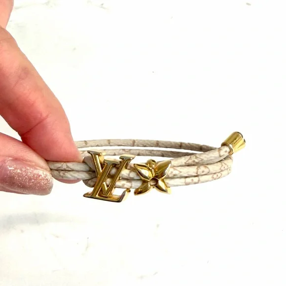 Louis Vuitton Cream Leather Double-Wrap Bracelet with Gold LV Charm - Picture 4 of 6